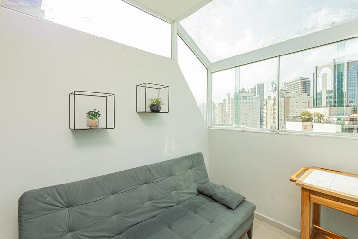 Pinheiros, São Paulo에 위치한 Building Rua Teodoro Sampaio - anora-spaces - 1327478 유닛의 세련된 인테리어가 돋보이는 거실