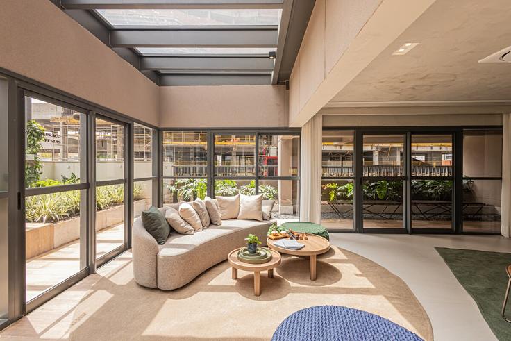 Perdizes, São Paulo에 위치한 Building Rua Turiassu - anora-spaces - 1371785 유닛의 세련된 인테리어가 돋보이는 거실 Perdizes, São Paulo에 위치한 Building Rua Turiassu - anora-spaces - 1371785 유닛의 세련된 인테리어가 돋보이는 거실