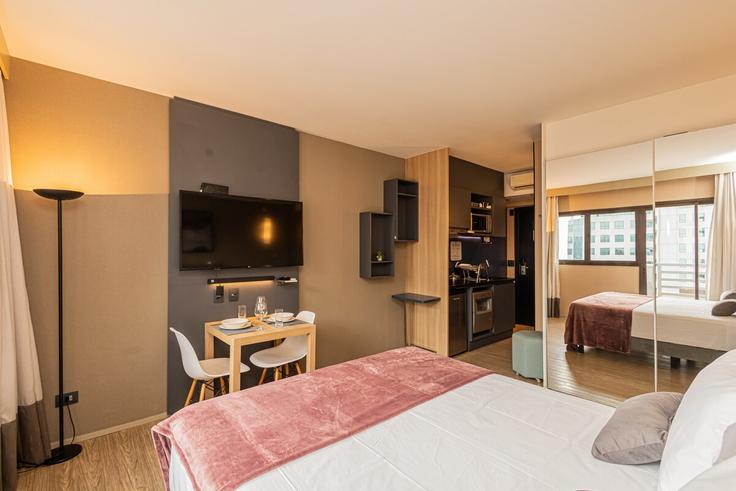 Salle de séjour élégante avec mobilier moderne dans un appartement à Building Avenida Cauaxi - anora-spaces - 1327533 à Alphaville Industrial, Barueri