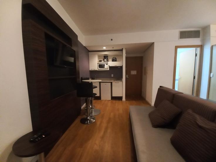Sala de estar elegantemente projetada com móveis modernos em um apartamento no Building Alameda Grajaú - anora-spaces - 1499927 em Alphaville Industrial, Barueri Sala de estar elegantemente projetada com móveis modernos em um apartamento no Building Alameda Grajaú - anora-spaces - 1499927 em Alphaville Industrial, Barueri
