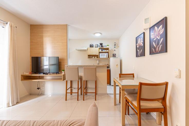 São Paulo Bela VistaのBuilding Rua Treze de Maio - anora-spaces - 1327332のアパートメントにある、モダンな家具を備えたエレガントなデザインのリビングルーム