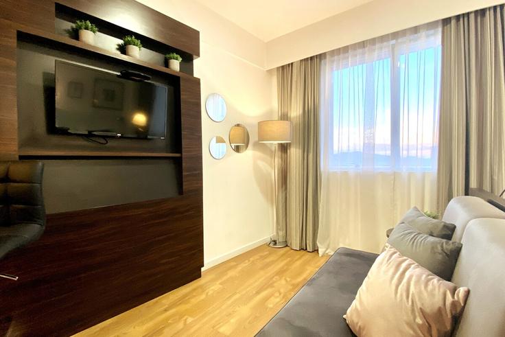 Elegant gestaltetes Wohnzimmer mit moderner Einrichtung in einer Wohnung im Building Alameda Grajaú - anora-spaces - 1327363 in Alphaville Industrial, Barueri Elegant gestaltetes Wohnzimmer mit moderner Einrichtung in einer Wohnung im Building Alameda Grajaú - anora-spaces - 1327363 in Alphaville Industrial, Barueri
