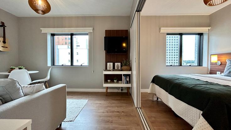 Elegant gestaltetes Wohnzimmer mit moderner Einrichtung in einer Wohnung im Building Rua Heinrich Hertz - anora-spaces - 1327479 in Brooklin, São Paulo