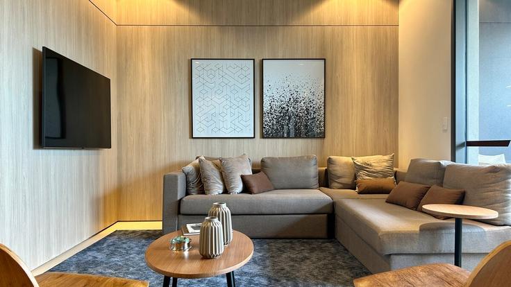 Salle de séjour élégante avec mobilier moderne dans un appartement à Building Rua Brasília - anora-spaces - 1327506 à Itaim Bibi, São Paulo Salle de séjour élégante avec mobilier moderne dans un appartement à Building Rua Brasília - anora-spaces - 1327506 à Itaim Bibi, São Paulo