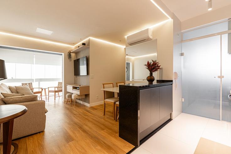 Elegante sala de estar con mobiliario moderno en un apartamento en Building Rua Arapapi - anora-spaces - 1327464 en Indianópolis, São Paulo