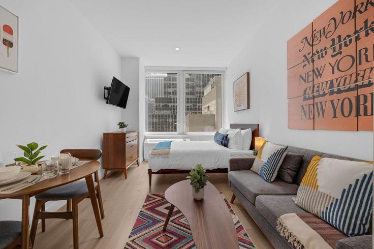 Elegante sala de estar con mobiliario moderno en un apartamento en Building Water Street - anyplaceru - 1311280 - NYC en Manhattan, New York