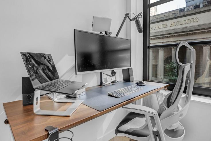Bürobereich mit einem stilvollen Schreibtisch und einem stützenden Stuhl in einer Wohnung auf Building 6th Avenue - anyplaceru - 1237436 - NYC in Manhattan, New York