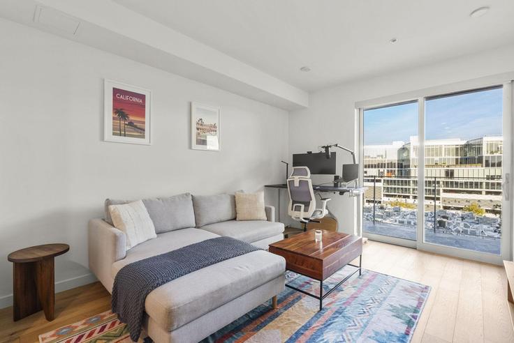 Los Angeles, Los Angeles에 위치한 Building North La Brea Avenue - anyplaceru - 1355920 유닛의 세련된 인테리어가 돋보이는 거실 Los Angeles, Los Angeles에 위치한 Building North La Brea Avenue - anyplaceru - 1355920 유닛의 세련된 인테리어가 돋보이는 거실