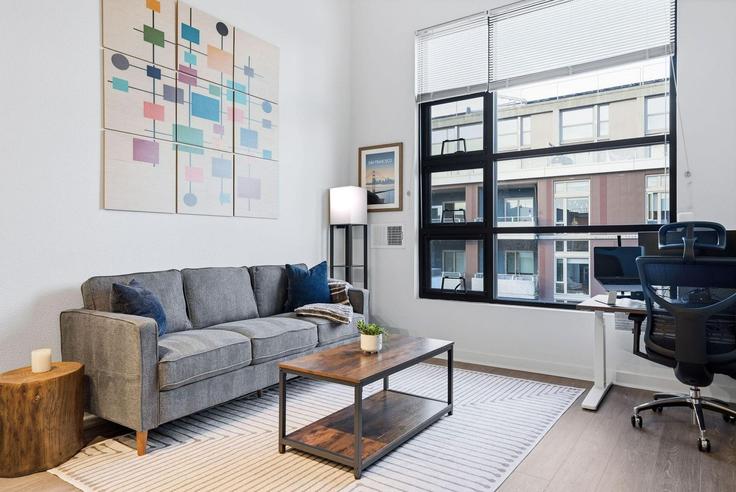 Sala de estar elegantemente projetada com móveis modernos em um apartamento no Building 4th Street - anyplaceru - 1341332 em San Francisco, San Francisco Sala de estar elegantemente projetada com móveis modernos em um apartamento no Building 4th Street - anyplaceru - 1341332 em San Francisco, San Francisco