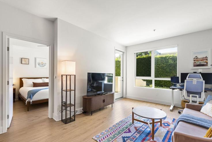 Elegante sala de estar con mobiliario moderno en un apartamento en Building Millennium Drive - anyplaceru - 1335339 en Los Angeles, Los Angeles