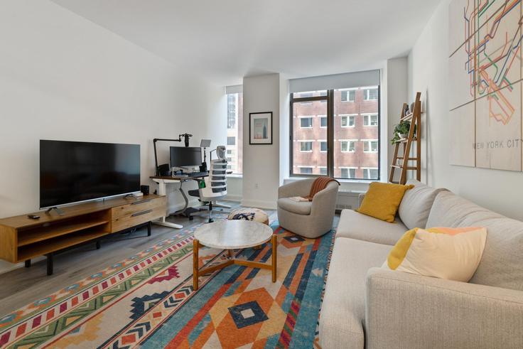 Elegante sala de estar con mobiliario moderno en un apartamento en Building Hanover Street - anyplaceru - 337559 - NYC en Manhattan, New York Elegante sala de estar con mobiliario moderno en un apartamento en Building Hanover Street - anyplaceru - 337559 - NYC en Manhattan, New York