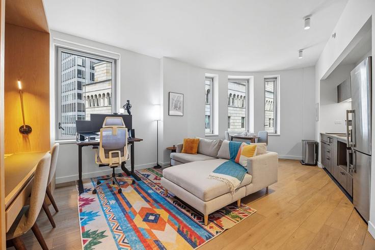 Sala de estar elegantemente projetada com móveis modernos em um apartamento no Building William Street - anyplaceru - 1290851 - NYC em Manhattan, New York Sala de estar elegantemente projetada com móveis modernos em um apartamento no Building William Street - anyplaceru - 1290851 - NYC em Manhattan, New York