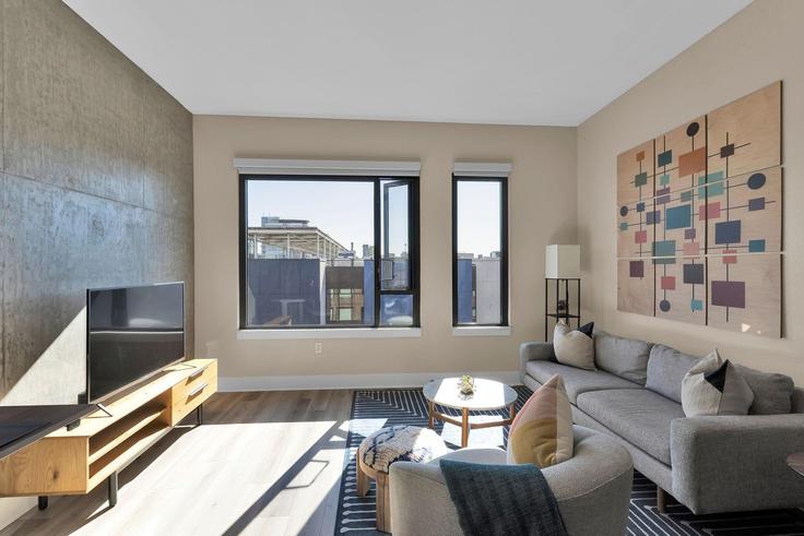 Sala de estar elegantemente projetada com móveis modernos em um apartamento no Building Channel Street - anyplaceru - 1031936 - SFO em San Francisco, San Francisco Sala de estar elegantemente projetada com móveis modernos em um apartamento no Building Channel Street - anyplaceru - 1031936 - SFO em San Francisco, San Francisco