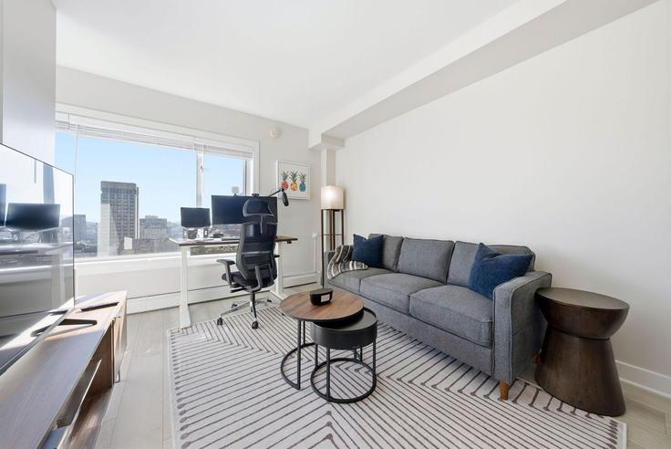Sala de estar elegantemente projetada com móveis modernos em um apartamento no Building Pine Street - anyplaceru - 1340096 em San Francisco, San Francisco
