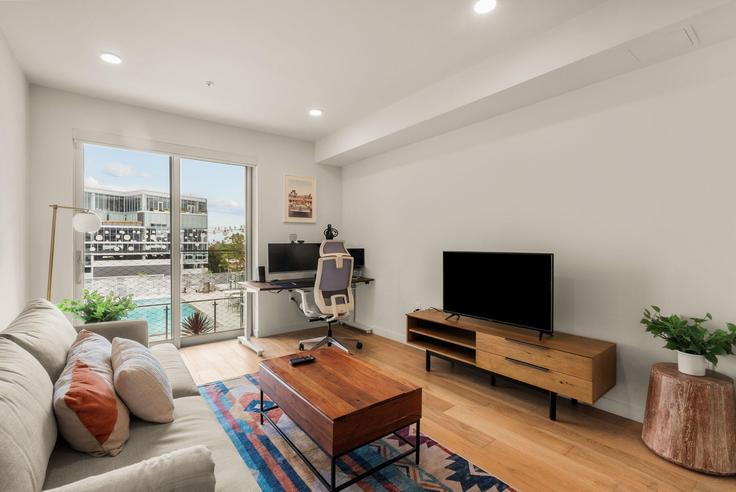 Los Angeles, Los Angeles에 위치한 Building North June Street - anyplaceru - 1224046 - LAX 유닛의 세련된 인테리어가 돋보이는 거실 Los Angeles, Los Angeles에 위치한 Building North June Street - anyplaceru - 1224046 - LAX 유닛의 세련된 인테리어가 돋보이는 거실