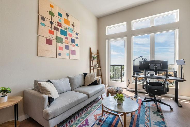 Sala de estar elegantemente projetada com móveis modernos em um apartamento no Building North Fairfax Avenue - anyplaceru - 1281084 - LAX em Los Angeles, Los Angeles Sala de estar elegantemente projetada com móveis modernos em um apartamento no Building North Fairfax Avenue - anyplaceru - 1281084 - LAX em Los Angeles, Los Angeles
