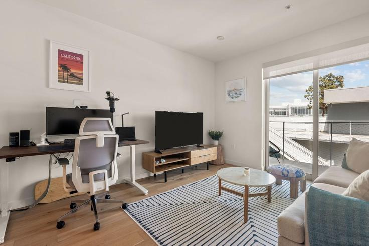 Los Angeles, Los Angeles에 위치한 Building North June Street - anyplaceru - 1235392 - LAX 유닛의 세련된 인테리어가 돋보이는 거실 Los Angeles, Los Angeles에 위치한 Building North June Street - anyplaceru - 1235392 - LAX 유닛의 세련된 인테리어가 돋보이는 거실