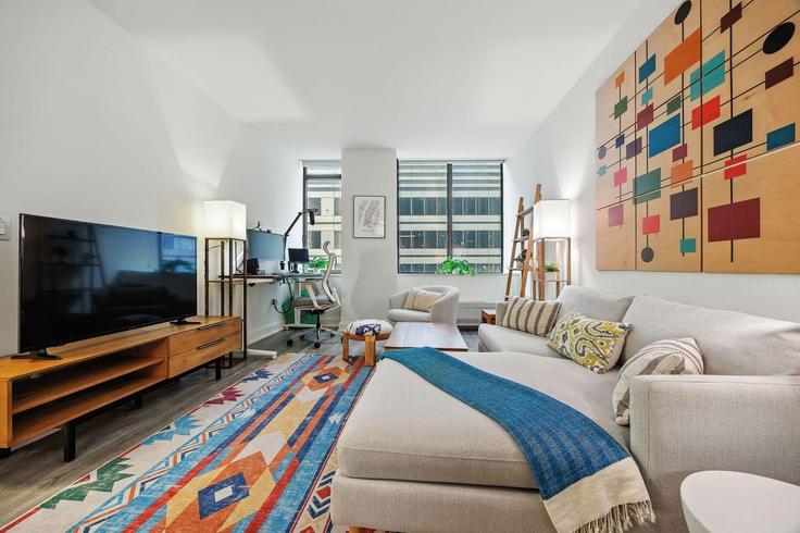 Sala de estar elegantemente projetada com móveis modernos em um apartamento no Building Hanover Square - anyplaceru - 1285295 - NYC em Manhattan, New York Sala de estar elegantemente projetada com móveis modernos em um apartamento no Building Hanover Square - anyplaceru - 1285295 - NYC em Manhattan, New York