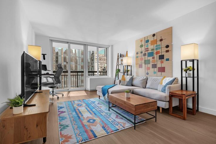 Elegante sala de estar con mobiliario moderno en un apartamento en Building West 37th Street - anyplaceru - 1224044 - NYC en Manhattan, New York Elegante sala de estar con mobiliario moderno en un apartamento en Building West 37th Street - anyplaceru - 1224044 - NYC en Manhattan, New York