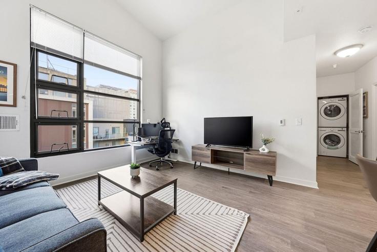 Sala de estar elegantemente projetada com móveis modernos em um apartamento no Building 4th Street - anyplaceru - 1341332 em San Francisco, San Francisco