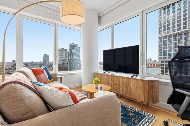 Elegant gestaltetes Wohnzimmer mit moderner Einrichtung in einer Wohnung im Building Dupont Street - anyplaceru - 1355919 in Brooklyn, New York Elegant gestaltetes Wohnzimmer mit moderner Einrichtung in einer Wohnung im Building Dupont Street - anyplaceru - 1355919 in Brooklyn, New York