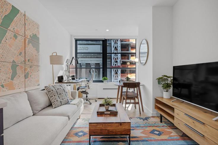 Elegant gestaltetes Wohnzimmer mit moderner Einrichtung in einer Wohnung im Building 6th Avenue - anyplaceru - 1285296 - NYC in Manhattan, New York