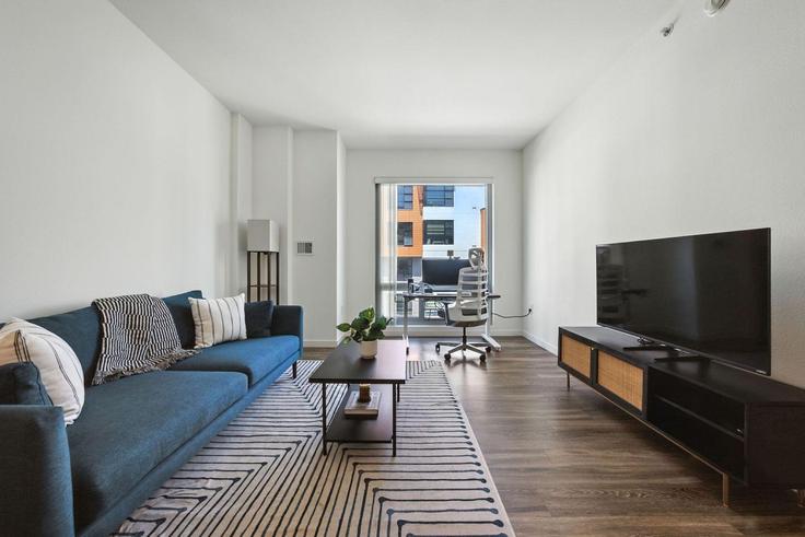 Elegante sala de estar con mobiliario moderno en un apartamento en Building 4th Street - anyplaceru - 1297791 - SFO en San Francisco, San Francisco