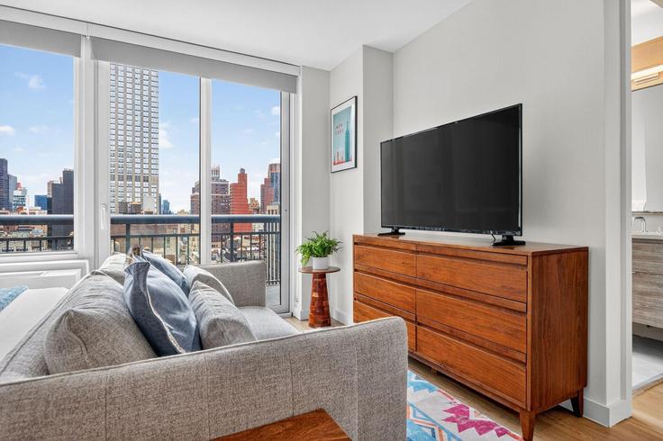 Sala de estar elegantemente projetada com móveis modernos em um apartamento no Building West 37th Street - anyplaceru - 1286048 - NYC em Manhattan, New York