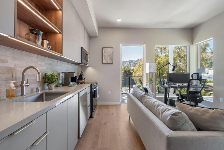 Sala de estar elegantemente projetada com móveis modernos em um apartamento no Building North Fairfax Avenue - anyplaceru - 1281086 - LAX em Los Angeles, Los Angeles Sala de estar elegantemente projetada com móveis modernos em um apartamento no Building North Fairfax Avenue - anyplaceru - 1281086 - LAX em Los Angeles, Los Angeles