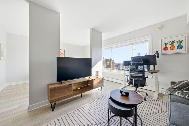 Salle de séjour élégante avec mobilier moderne dans un appartement à Building Pine Street - anyplaceru - 1340096 à San Francisco, San Francisco