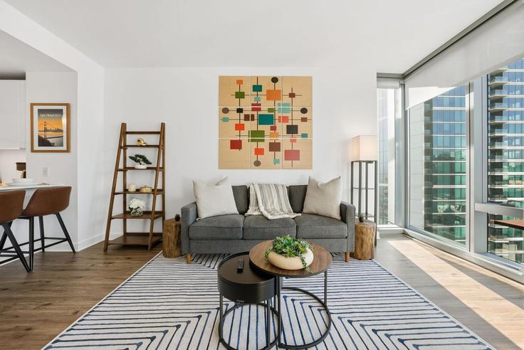 San Francisco San FranciscoのBuilding Fremont Street - anyplaceru - 1345547のアパートメントにある、モダンな家具を備えたエレガントなデザインのリビングルーム San Francisco San FranciscoのBuilding Fremont Street - anyplaceru - 1345547のアパートメントにある、モダンな家具を備えたエレガントなデザインのリビングルーム