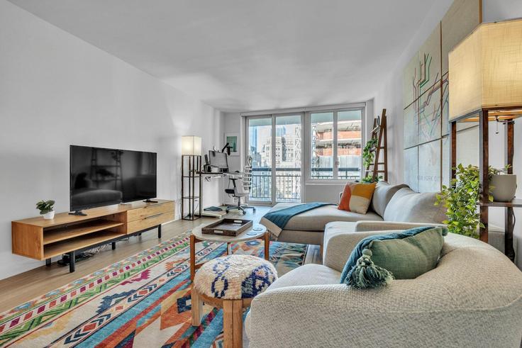 Elegant gestaltetes Wohnzimmer mit moderner Einrichtung in einer Wohnung im Building West 37th Street - anyplaceru - 1051649 - NYC in Manhattan, New York Elegant gestaltetes Wohnzimmer mit moderner Einrichtung in einer Wohnung im Building West 37th Street - anyplaceru - 1051649 - NYC in Manhattan, New York