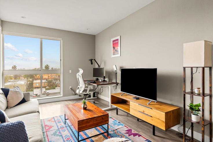 Building Santa Monica Boulevard - anyplaceru - 1050738 - LAX adresindeki bir dairede modern mobilyalarla zarif bir şekilde tasarlanmış oturma odası West Hollywood, West Hollywood Building Santa Monica Boulevard - anyplaceru - 1050738 - LAX adresindeki bir dairede modern mobilyalarla zarif bir şekilde tasarlanmış oturma odası West Hollywood, West Hollywood