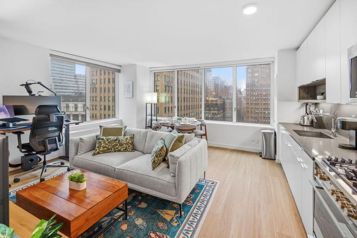 Sala de estar elegantemente projetada com móveis modernos em um apartamento no Building West 37th Street - anyplaceru - 1325000 em Manhattan, New York Sala de estar elegantemente projetada com móveis modernos em um apartamento no Building West 37th Street - anyplaceru - 1325000 em Manhattan, New York