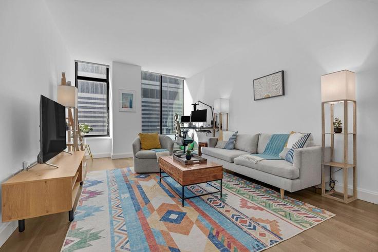 Sala de estar elegantemente projetada com móveis modernos em um apartamento no Building Hanover Street - anyplaceru - 1076253 - NYC em Manhattan, New York Sala de estar elegantemente projetada com móveis modernos em um apartamento no Building Hanover Street - anyplaceru - 1076253 - NYC em Manhattan, New York