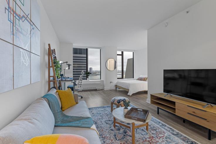 Elegante sala de estar con mobiliario moderno en un apartamento en Building Hanover Street - anyplaceru - 337561 - NYC en Manhattan, New York Elegante sala de estar con mobiliario moderno en un apartamento en Building Hanover Street - anyplaceru - 337561 - NYC en Manhattan, New York