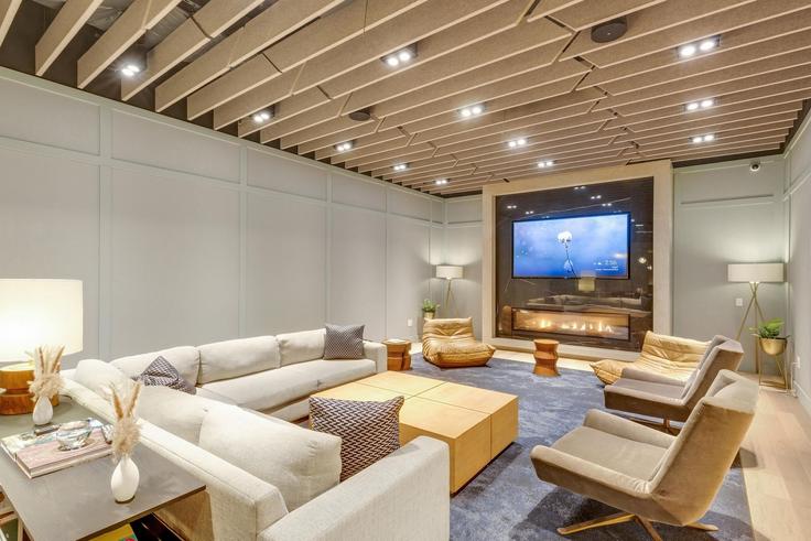 Elegant gestaltetes Wohnzimmer mit moderner Einrichtung in einer Wohnung im Building West 37th Street - anyplaceru - 1286048 - NYC in Manhattan, New York Elegant gestaltetes Wohnzimmer mit moderner Einrichtung in einer Wohnung im Building West 37th Street - anyplaceru - 1286048 - NYC in Manhattan, New York