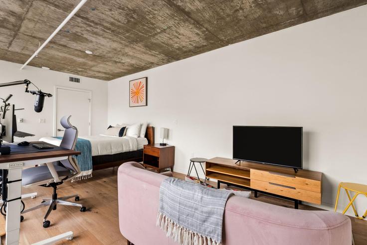 Salle de séjour élégante avec mobilier moderne dans un appartement à Building North June Street - anyplaceru - 1224045 - LAX à Los Angeles, Los Angeles Salle de séjour élégante avec mobilier moderne dans un appartement à Building North June Street - anyplaceru - 1224045 - LAX à Los Angeles, Los Angeles