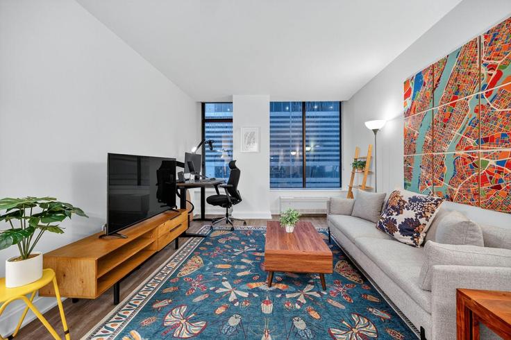 Salle de séjour élégante avec mobilier moderne dans un appartement à Building Hanover Square - anyplaceru - 1317563 à Manhattan, New York