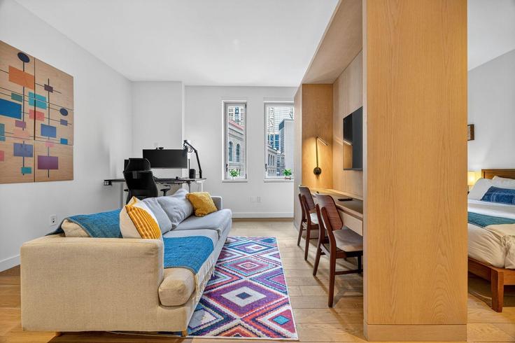 Sala de estar elegantemente projetada com móveis modernos em um apartamento no Building William Street - anyplaceru - 1290852 - NYC em Manhattan, New York Sala de estar elegantemente projetada com móveis modernos em um apartamento no Building William Street - anyplaceru - 1290852 - NYC em Manhattan, New York