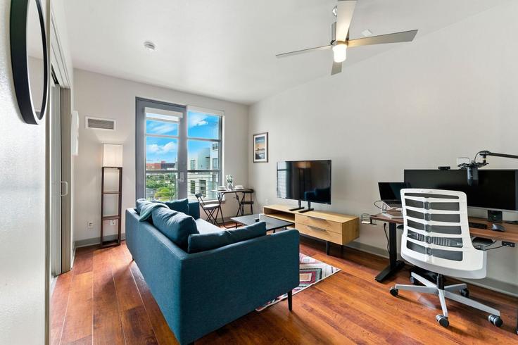 San Francisco, San Francisco에 위치한 Building Berry Street - anyplaceru - 1264837 - SFO 아파트의 세련된 인테리어가 돋보이는 거실