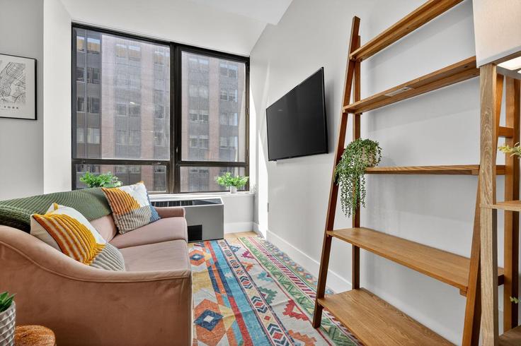 Elegante sala de estar con mobiliario moderno en un apartamento en Building Wall Street - anyplaceru - 1264836 - NYC en Manhattan, New York