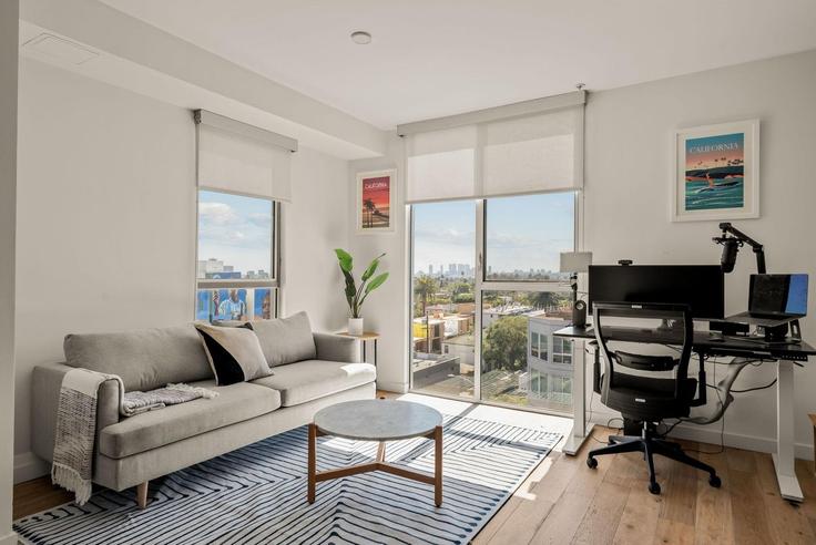 Los Angeles, Los Angeles에 위치한 Building North La Brea Avenue - anyplaceru - 1241278 - LAX 유닛의 세련된 인테리어가 돋보이는 거실 Los Angeles, Los Angeles에 위치한 Building North La Brea Avenue - anyplaceru - 1241278 - LAX 유닛의 세련된 인테리어가 돋보이는 거실
