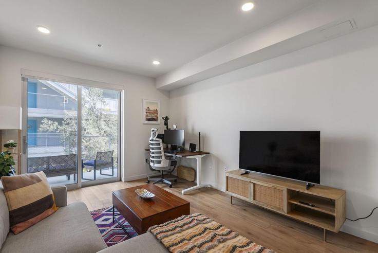 Building North La Brea Avenue - anyplaceru - 1281085 - LAX adresindeki bir dairede modern mobilyalarla zarif bir şekilde tasarlanmış oturma odası Los Angeles, Los Angeles Building North La Brea Avenue - anyplaceru - 1281085 - LAX adresindeki bir dairede modern mobilyalarla zarif bir şekilde tasarlanmış oturma odası Los Angeles, Los Angeles