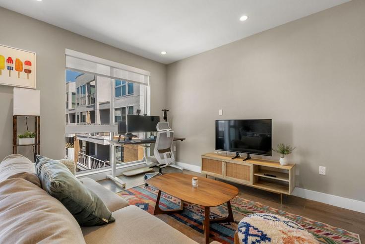 Building Santa Monica Boulevard - anyplaceru - 1281578 - LAX adresindeki bir dairede modern mobilyalarla zarif bir şekilde tasarlanmış oturma odası West Hollywood, West Hollywood Building Santa Monica Boulevard - anyplaceru - 1281578 - LAX adresindeki bir dairede modern mobilyalarla zarif bir şekilde tasarlanmış oturma odası West Hollywood, West Hollywood
