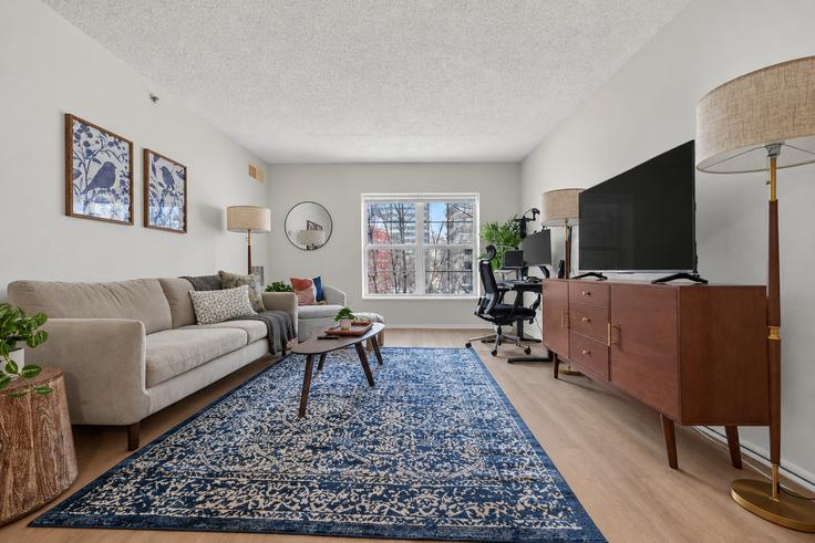 Jersey City, Jersey City에 위치한 Building Washington Boulevard - anyplaceru - 1461469 유닛의 세련된 인테리어가 돋보이는 거실 Jersey City, Jersey City에 위치한 Building Washington Boulevard - anyplaceru - 1461469 유닛의 세련된 인테리어가 돋보이는 거실