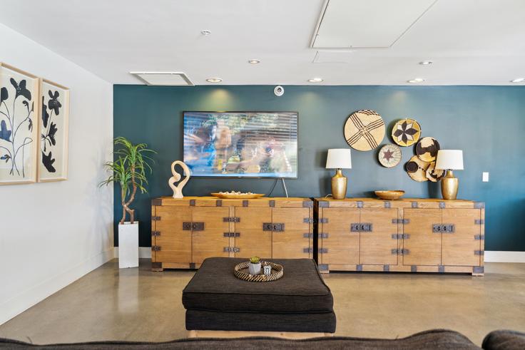 Elegante sala de estar con mobiliario moderno en un apartamento en Building Runway Road - anyplaceru - 400199 - LAX en Los Angeles, Los Angeles