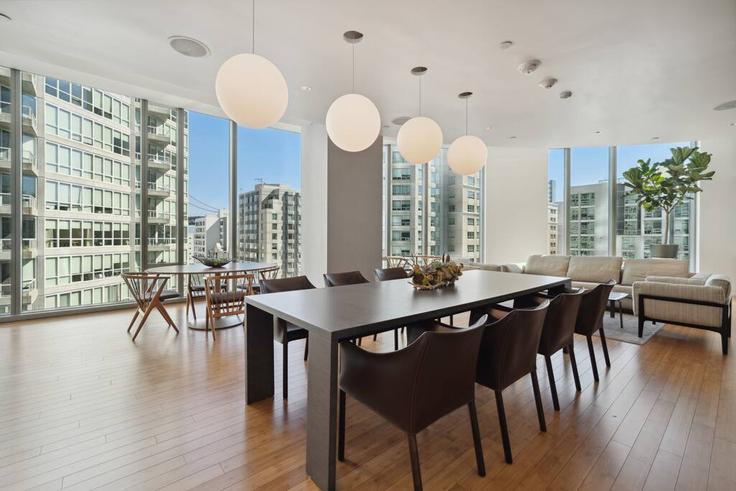 Elegante sala de estar con mobiliario moderno en un apartamento en Building Fremont Street - anyplaceru - 1009875 - SFO en San Francisco, San Francisco