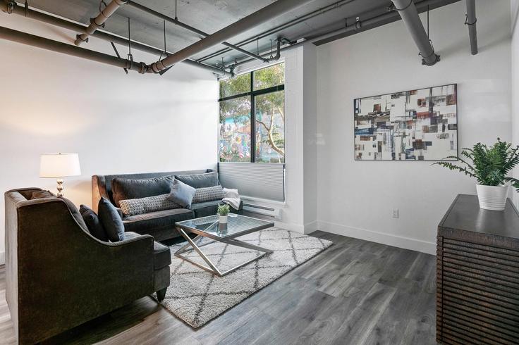 Sala de estar elegantemente projetada com móveis modernos em um apartamento no Building Post Street - anyplaceru - 1538937 em San Francisco, San Francisco Sala de estar elegantemente projetada com móveis modernos em um apartamento no Building Post Street - anyplaceru - 1538937 em San Francisco, San Francisco