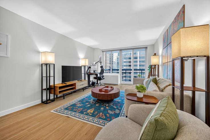 Elegant gestaltetes Wohnzimmer mit moderner Einrichtung in einer Wohnung im Building West 37th Street - anyplaceru - 1285298 - NYC in Manhattan, New York Elegant gestaltetes Wohnzimmer mit moderner Einrichtung in einer Wohnung im Building West 37th Street - anyplaceru - 1285298 - NYC in Manhattan, New York